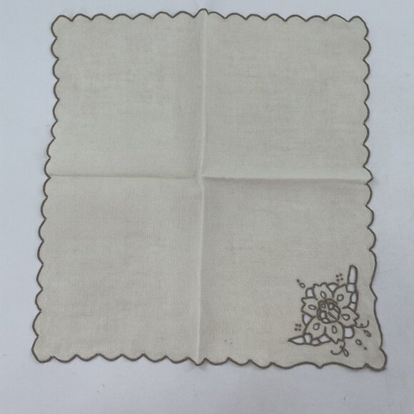 Madiera Linen Scalloped Floral Embroidered Cutout 8 Napkins and 7 Placements - Picture 6 of 7